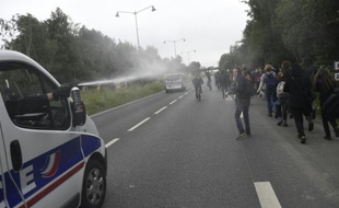 Un policier fait usage de gaz lacrymogène sur les manifestants, à Rennes le 2 juin 2016