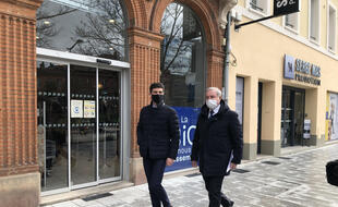 Aurélien Pradié, candidat LR aux régionales en Occitanie, déambulant dans Toulouse avec le maire, Jean-Luc Moudenc, le 15 mars 2021.