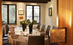 Cédric Moulot, jeune entrepreneur dynamique, a acquis en 2009 le Tire-Bouchon qu’il a fusionné avec Le Bon Vivant pour en faire un seul établissement. Dans un cadre et une ambiance typiquement strasbourgeois, la cuisine n’est pas encore tout à fait au niveau régional espéré (un bon saumon sur lit de lentilles mais un pâté de viande trop sec). Le service est dynamique et souriant et la cave fort bien fournie, avec un vaste choix au verre. A partir de 25 €. Winstub Le Tire-Bouchon. 5, rue des Tailleurs-de-Pierre 67000 Strasbourg. Tél. : 03 88 22 16 32.