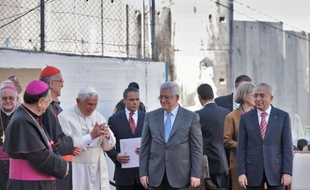 Benoît XVI et Mahmoud Abbas (cravate bleue) au camp de réfugiés d'Aïda, hier.