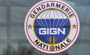 Un gendarme du GIGN (Groupe d'intervention de la gendarmerie nationale) est porté disparu depuis jeudi 21H00 après avoir chuté en mer au large de la presqu'île de Giens (Var), a annoncé vendredi la préfecture maritime de la Méditerranée.