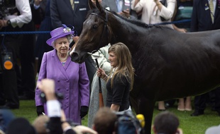 La reine d'Angleterre Elizabeth II et sa jument, Estimate, à Ascot, le 20 juin 2013.