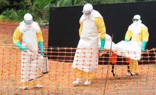 Une équipe de Médecins sans frontières transporte le cadavre d'une personne morte de la fièvre Ebola à Guekedou, le 1er avril 2014
