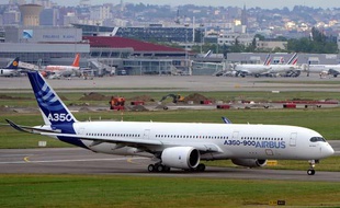 Le nouvel A350-900 d'Airbus sur l'aéroport de Toulouse-Blagnac, le 11 juin 2013.