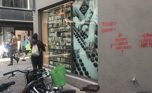 Les tags déposés sur le magasin Lathéral, de la Grand'Rue, visent les Vitrines de Strasbourg.
