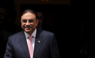 Le président pakistanais Asif Ali Zardari est dans un état stable mais va rester en observation à l'hôpital de Dubai où il a été admis mardi après une attaque cardiaque mineure, a annoncé mercredi son gouvernement.