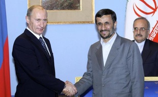 Le nouveau président russe Vladimir Poutine et son homologue iranien Mahmoud Ahmadinejad se sont mis d'accord pour renforcer la coopération entre les deux pays au cours d'un entretien téléphonique samedi