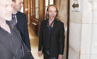 John Galliano à son arrivée au Palais de Justice de Paris, hier.