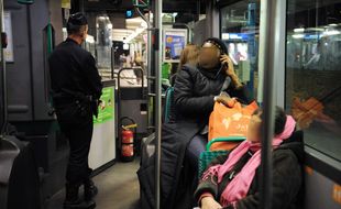 Illustration d'un bus de la RATP circulant en Seine-Saint-Denis, avec à son bord une escorte policière