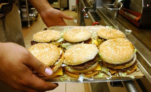Illustration de Big Macs, dans un restaurant Mac Donald's à Paris, en 2004
