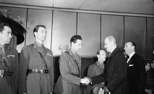 Joachin Ronneberg et ses compagnons rencontrant le roi de Norvège en 1948.