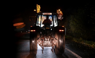 Un agriculteur en route vers Paris, le 27 novembre 2019.