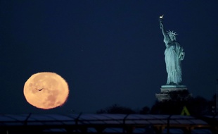 La Statue de la Liberté, offerte par la France aux Etats-Unis, contemple la super-lune.