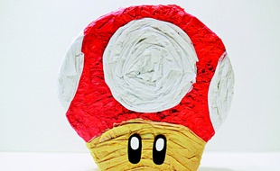 Une pinata en forme de champignon de Mario