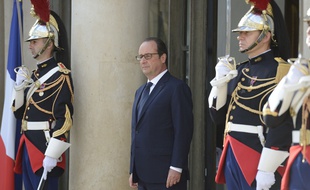 François Hollande et deux gardes républicains, à l'Elysée, le 30 août 2014.