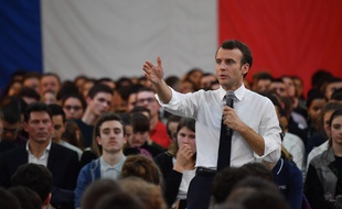 Emmanuel Macron lors d'un débat organisé à Etang-sur-Arroux, le 7 février 2019.