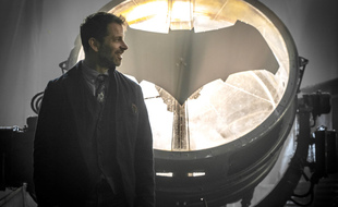 Le réalisateur Zack Snyder devant le Bat signal