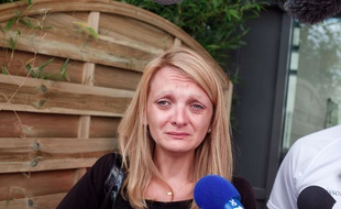 Rachel Lambert, l'épouse de Vincent Lambert, s'adresse, en larmes, aux médias, devant l'hôpital de Reims où est hospitalisé son mari. Le 23 juillet 2015.