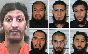Montage photo: Ag. Richard Reid, à droite: les six complices condamnés en Angleterre pour leur projet d'attentat à Dewsbury.