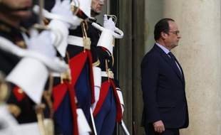 Le Président François Hollande attend à l'entrée de l'Elysée le 29 mai 2015