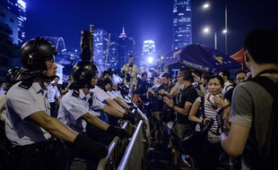 Les manifestants prodémocratie face à la police à Hong Kong le 14 octobre 2014