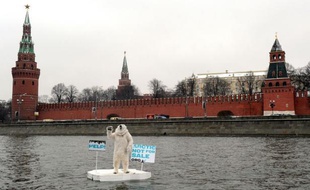 Un militant de Greenpeace déguisé en ours polaire a flotté lundi matin sur un morceau de banquise improvisé sur la rivière Moskova devant le Kremlin pour protester contre l'exploration pétrolière dans l'Arctique, a rapporté un photographe de l'AFP.