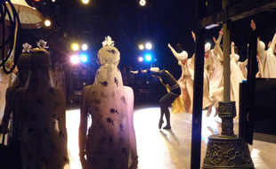 Les danseurs du Bolchoï vus depuis les coulisses, lors de la représentation de Légende d'amour, le 26 octobre 2014.