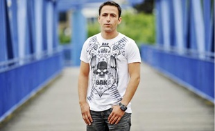 Stéphane Da Silva, originaire de La Courneuve, est le créateur des tee-shirts BAK 93.