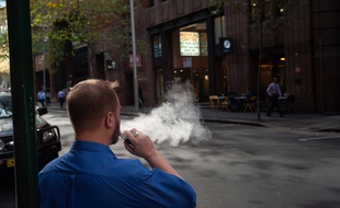 Un homme en train de vapoter (image d'illustration).