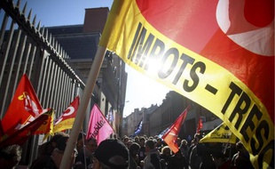 150 personnes, dont une dizaine d'étudiants, ont manifesté hier devant la Banque de France afin de réclamer de l'argent à l'Etat pour financer une nouvelle réforme des retraites.