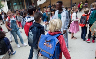 Des enfants dans une école élémentaire (illustration).