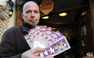 En pleine crise de l'euro et de la dette, Jean-François Marques, bistrotier et éditeur du mensuel gratuit "blablablah" à Pézenas (Hérault) bat une monnaie, qu'il a dénommée "occitan" et qu'il définit comme un acte militant et de solidarité.