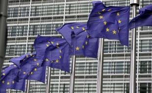 Les drapeaux européens flottent devant le bâtiment de la Commission européenne à Bruxelles, le 11 août 2010.
