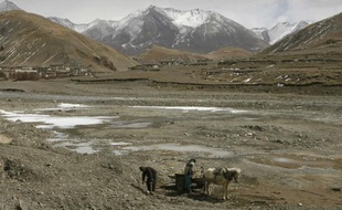 La forte hausse des températures, imputée partiellement au réchauffement climatique observé sur la planète, provoque la fonte des glaciers chinois dans la chaîne de l'Himalaya, un impact néfaste pour les habitats, le tourisme et l'économie, affirme une étude publiée mardi.
