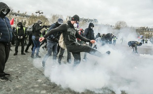 Les "gilets jaunes" étaient de retour sur les Champs samedi.