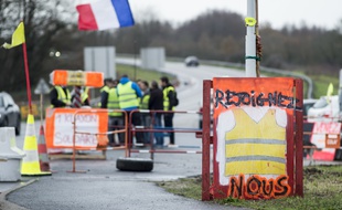 Des «gilets jaunes» sur un rond-point proche de l'aéroport et du périphérique, à Nantes.