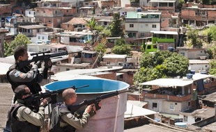 Après l'attaque dimanche d'une Unité de police pacificatrice (UPP) dans une favela de Rio par des trafiquants de drogue et la mort d'une jeune policière, les forces de l'ordre ont lancé mardi une grande offensive à quatre mois du Mondial de foot.
