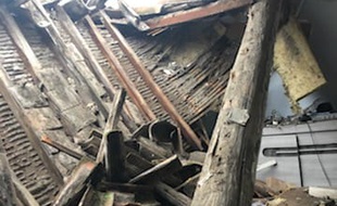 Une photo de la toiture effondrée, à Clermont-l'Hérault