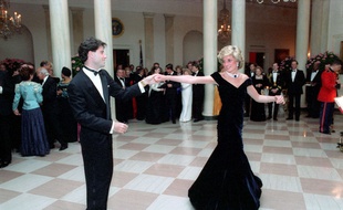 Lady Di et John Travolta avait dansé à la Maison-Blanche sur « You should be dancing », du film La Fièvre du samedi soir.