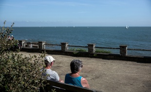 Un couple de retraités à Pornic, en juillet 2019.