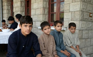 Des frères orphelins depuis le séisme du 8 octobre 2005, dans leur orphelinat de Muzaffarabad, capitale de la partie pakistanaise du Cachemire, le 25 septembre 2015