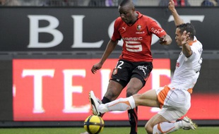 Le Rennais Razak Boukari (en rouge), face au Lorientais Jérémy Morel, lors d'un match de L1 le 16 avril 2011.