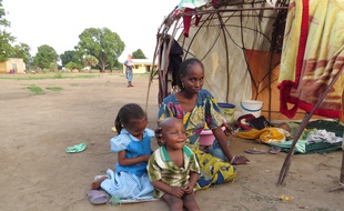 Oumoul, Dairou et leur mère, Habsatou Abdoulaye, réunis dans le camp de Doyaba, près de Sarh, au Tchad, le 9 juin 2014.