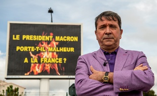 Michel-Ange Flori, l'afficheur varois qui n’hésite pas à utiliser ses panneaux pour faire passer des messages.