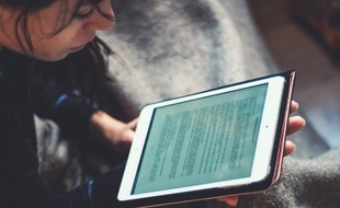 Un enfant utilisant une tablette (illustration).