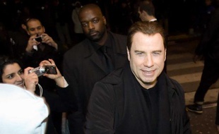 L'acteur John Travolta arrive à l'avant-première de son dernier film "From Paris with love", à Rosny-sous-bois, le 9 février 2010.