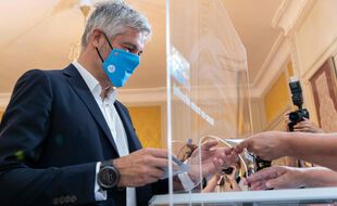 Laurent Wauquiez, ici en train de voter dimanche matin dans un bureau du Puy-en-Velay (Haute-Loire).