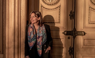 Anne Hidalgo, maire de Paris dans bureau.