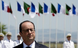 Le président François Hollande à son arrivée à l'aéroport d'Alger, le 15 juin 2015