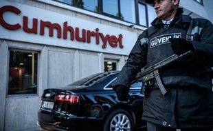 Un agent de sécurité surveille le siège du journal d'opposition «Cumhuriyet», le 31 octobre 2016, à Istanbul (Turquie).